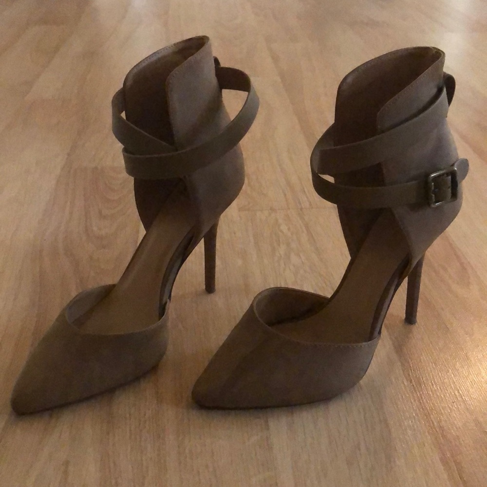 New heels size 7 (worn once)